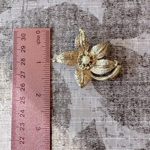 Vintage Faux Pearl Flower Brooch Textured Gold Tone Floral MCM 1950's 1960's - Picture 7 of 7